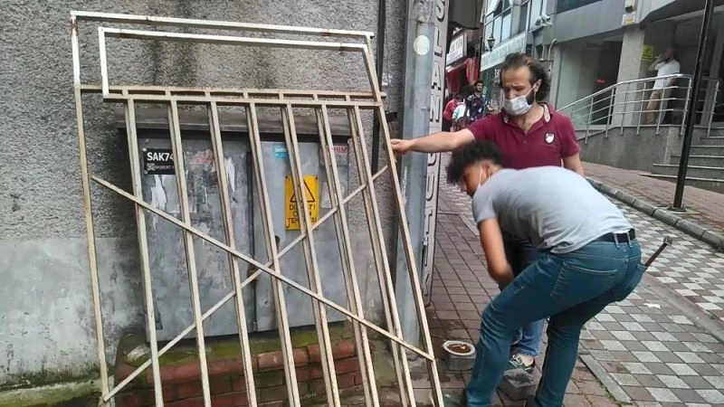 Elektrik panosuna giren yavru kedi günlerce beslediler
