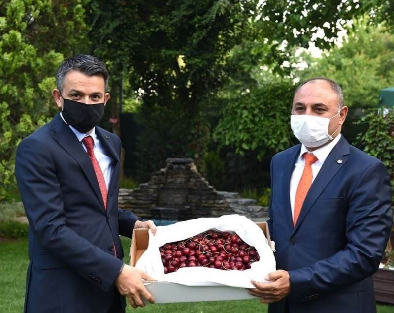 Bakan Pakdemirli’ye Salihli Kirazı götürdü
