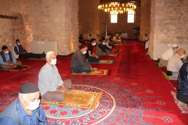 891 yıllık camide 4 ay aradan sonra cuma namazı kılındı
