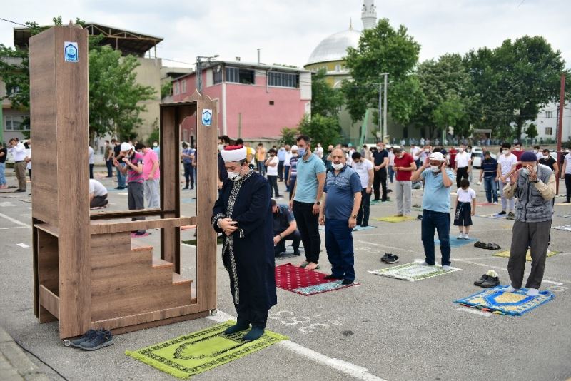 Taşınabilir minber üzerinden cuma hutbesi
