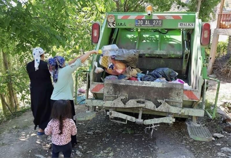 Çukurca Belediyesi köylerden de çöp toplamaya başladı
