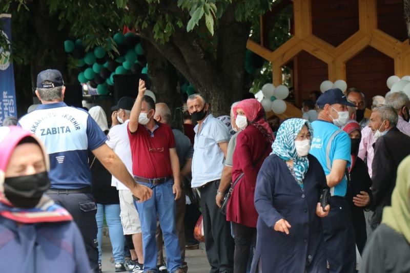 Çeşmelerden ücretsiz bal ve süt akınca, vatandaş birbirleriyle yarıştı
