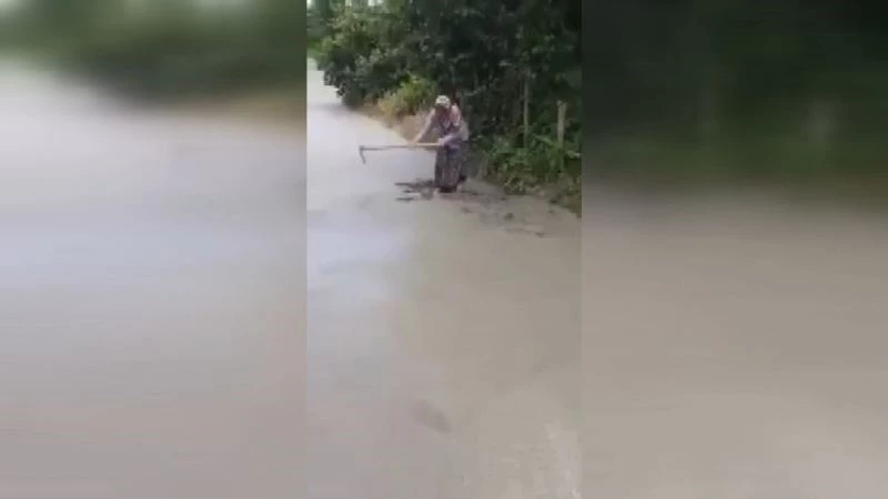 Belediyenin döktüğü beton yolu elinde kazma ile böyle zarar verdi
