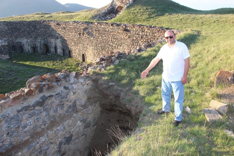 135 yıllık tabya üç ayrı noktadan çöktü
