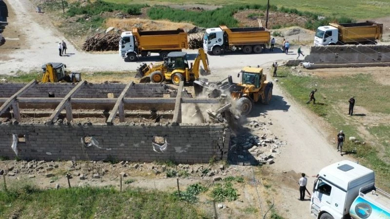 İpekyolu’nda ahır yıkımları kararlılıkla sürüyor
