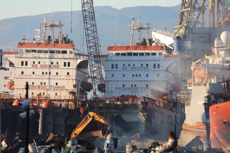 Miadını dolduran su üstünün kralları, hammadde olmak üzere sökülmeye başlandı
