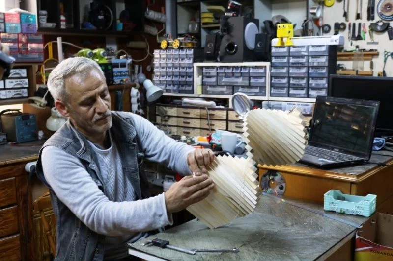 Ali öğretmenin yaptığı ahşaptan rüzgar gülleri görsel şölen sunuyor
