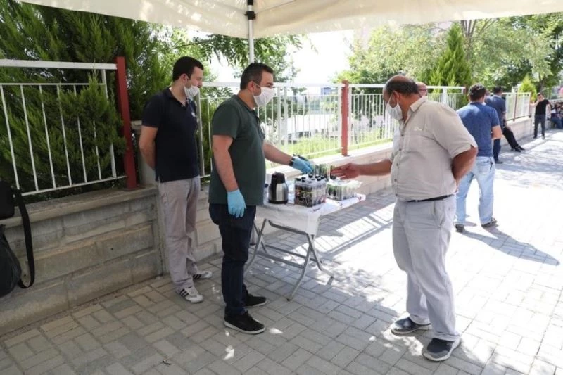 Kapıda bekleyen velilere su, çay ve meşrubat ikramı yapıldı
