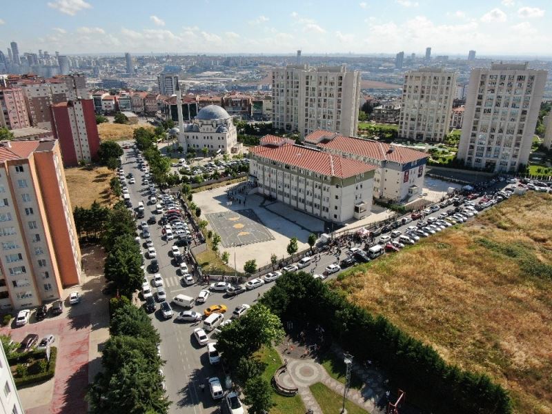 Okul önlerindeki araç yoğunluğu havadan görüntülendi
