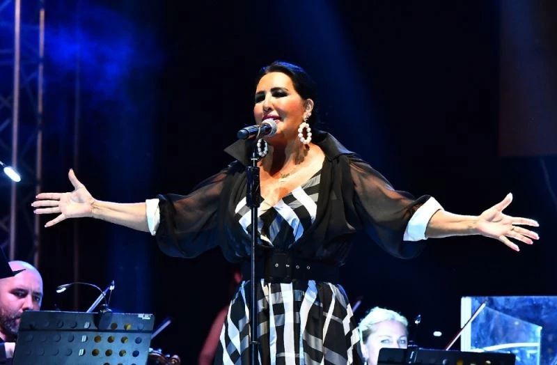 Nükhet Duru İzmirliler için söyledi
