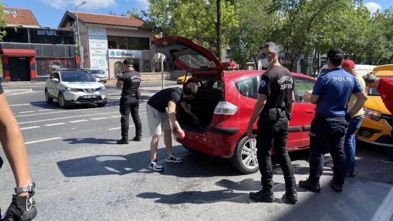(Özel) Etiler’de sınava giden gençlerin feci kazası kamerada: 4 yaralı
