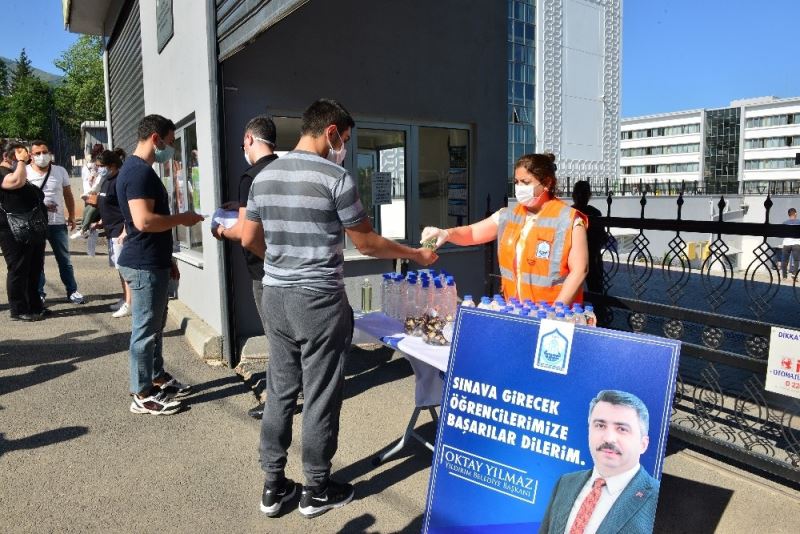 Yıldırım Belediyesi sınava gireceklere kolonya ve şeker dağıttı
