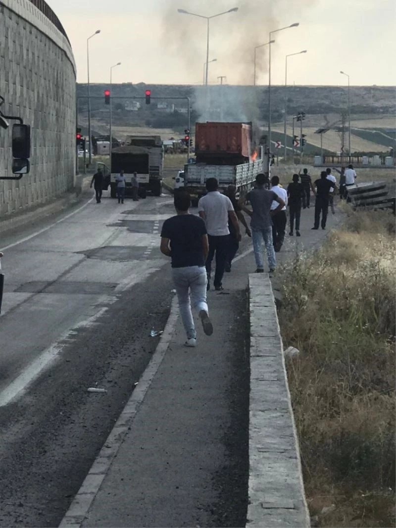 Tır dorsesindeki kamyon alev aldı
