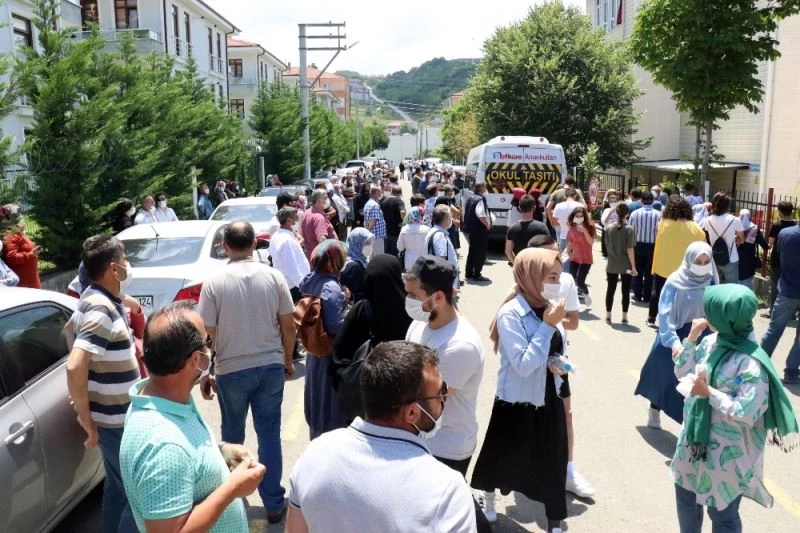 YKS heyecanı, aileler okul kapılarına doluşunca tehlikeye dönüştü
