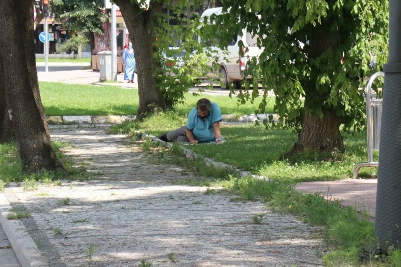 Çocuklarının sınavının bitmesini bekleyen veliler kendilerini gölgelik alanlara attı
