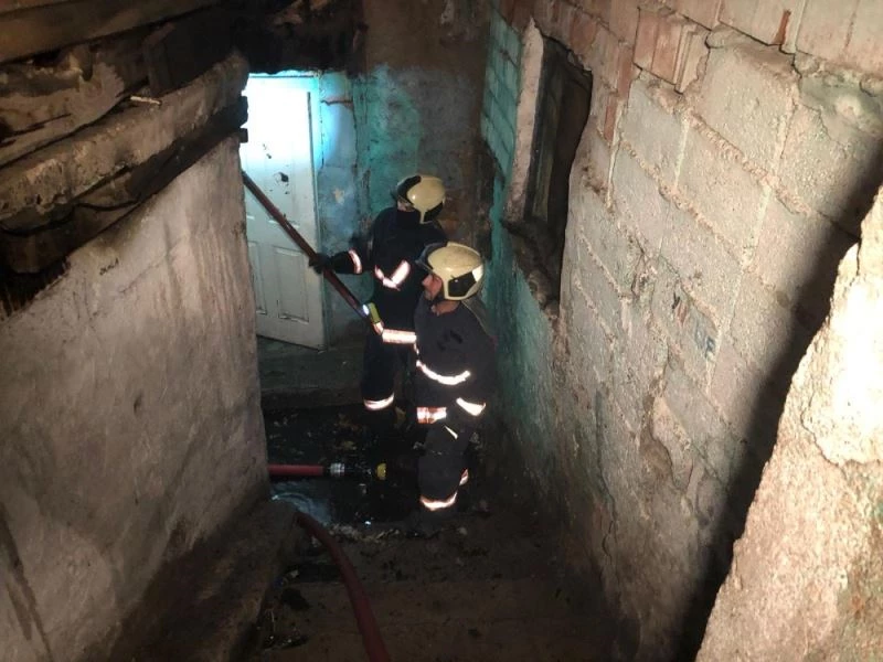 Ankara’da kundaklandığı iddia edilen gecekondudan sıçrayan alevler 2 evi daha tutuşturdu
