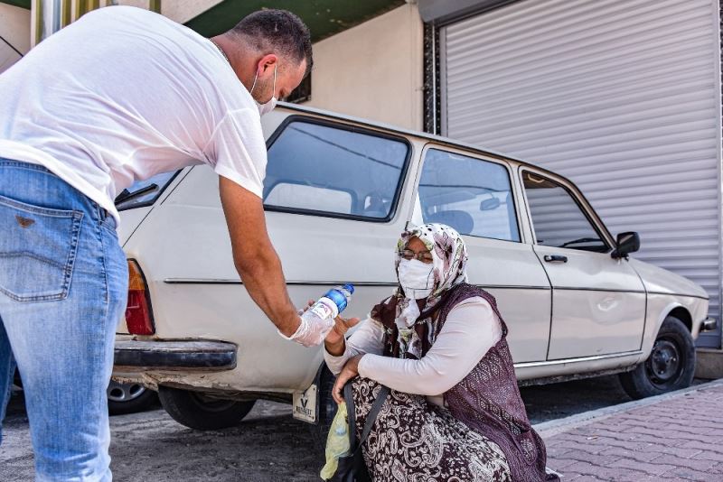 Mersin’de YKS sırasında okul önlerindeki velilere su ikram edildi
