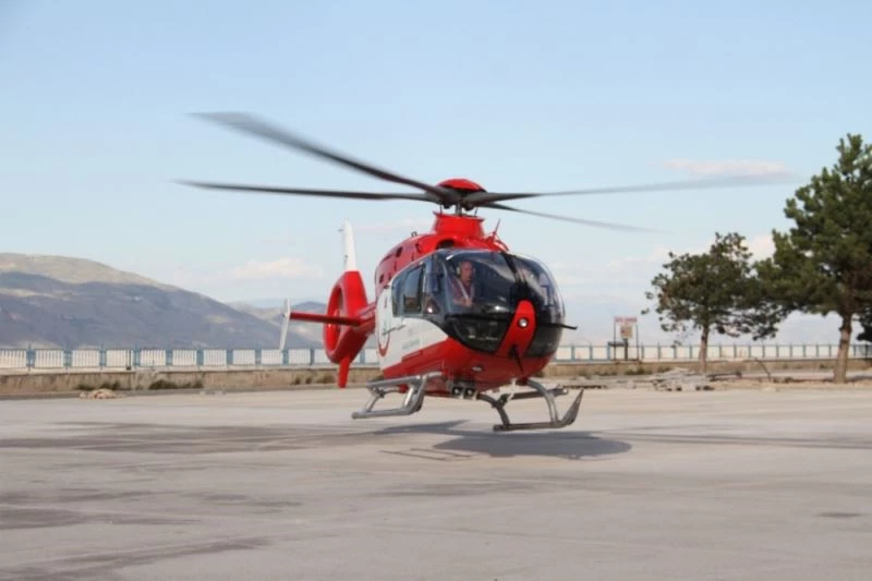 Ayağını ot biçme makinesine kaptırdı, ambulans helikopterle Sivas’a nakledildi
