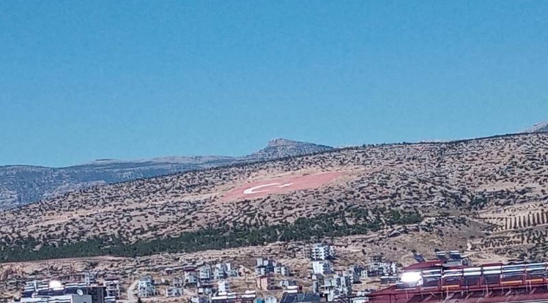 Mersin’deki Dev Türk Bayrağı ilgisizlikten soldu
