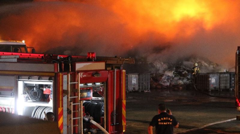 Manisa’da fabrikanın ham maddelerinin bulunduğu alanda yangın
