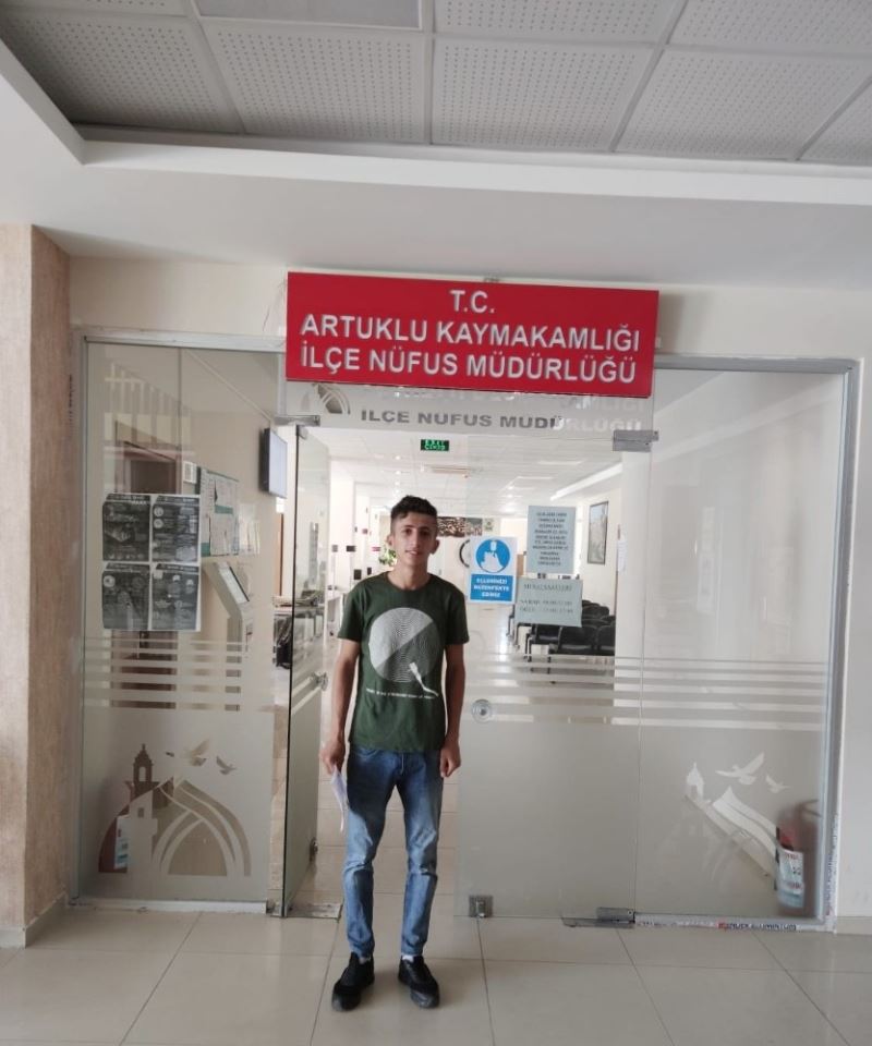 Mardin’de sınava girmeden önce kimliğini kaybeden öğrencinin yardımına polis yetişti
