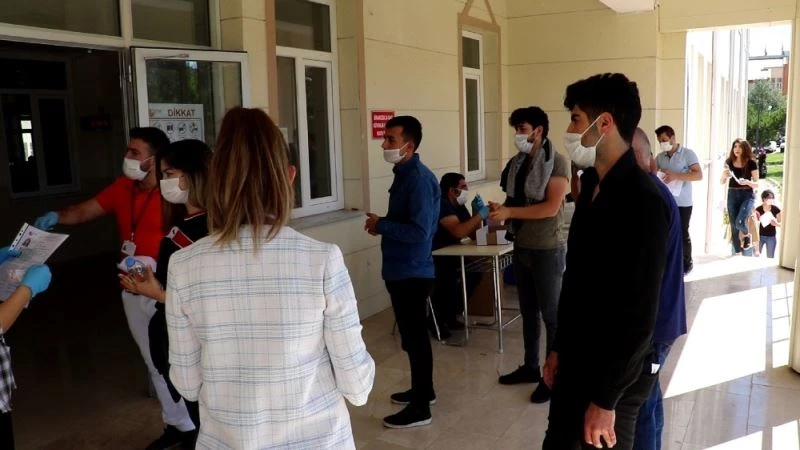 Sürücü belgesi ile sınava girmeye çalıştı, alınmayınca son anda yetişti
