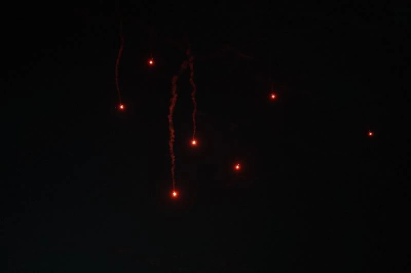 Başakşehir - Galatasaray maçında sahaya dışarıdan yanıcı madde atıldı
