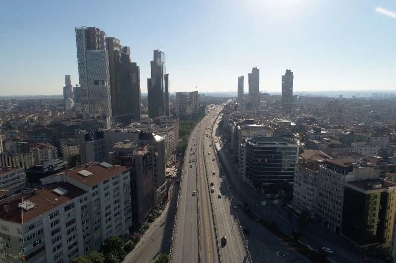 İstanbul’da sokağa çıkma kısıtlamasının sona ermesiyle trafik yoğunluğu arttı
