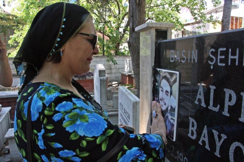 Dominik Cumhuriyeti’nde öldürülen kameraman Alper Baycın’ın annesi ve babası, oğullarının vefatının 2. yıl dönümünde mezarı başında gözyaşı döktü
