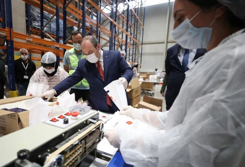 Bakan Varank’tan, 65 yaş üstü için hijyen paketi hazırlayan işçilere moral ziyareti
