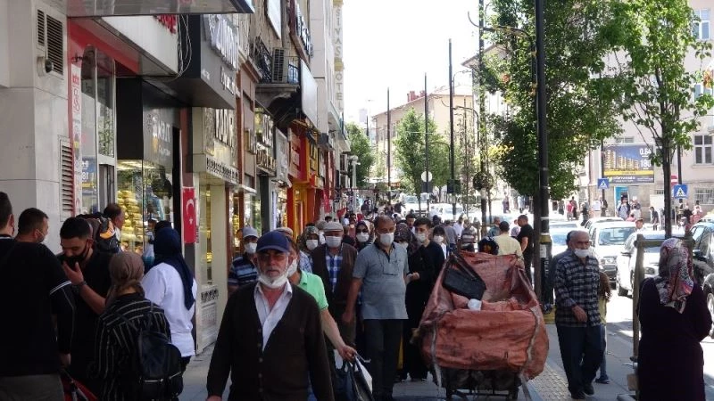 Salgını unuttular, kendilerini dışarı attılar
