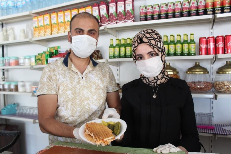 Esnaf çiftten ihtiyaç sahipleri için ‘askıda tost’ kampanyası
