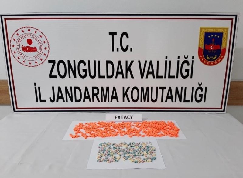 Zonguldak’ta 989 uyuşturucu hapı satacaklardı, kıskıvrak yakalandılar
