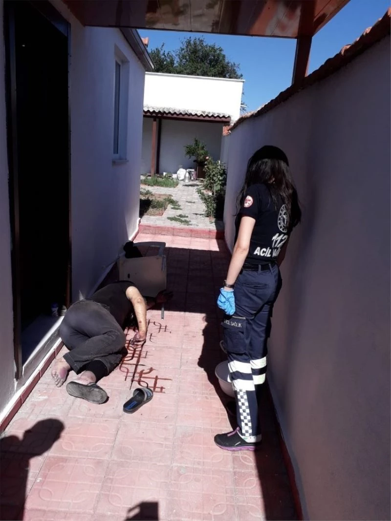 Evinde fenalaşan yaşlı adam kapı levyeyle açılıp hastaneye kaldırıldı
