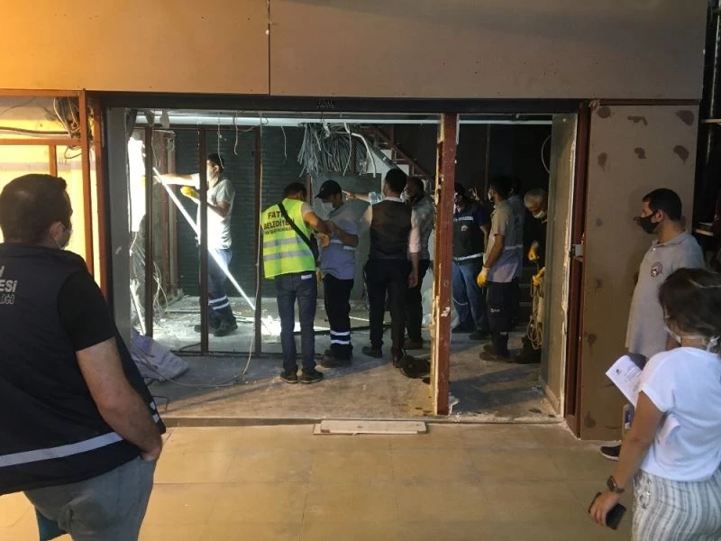 Kapalıçarşı’da tartışmalara konu olan döviz bürosunun kaçak bölümleri söküldü
