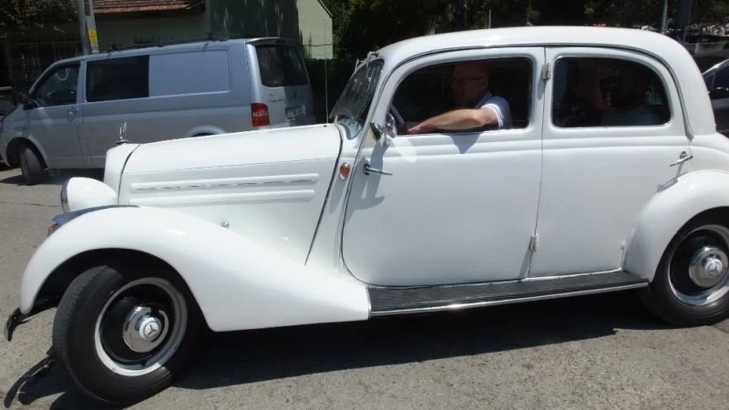 Burhaniyeli iş adamı müşterilerini klasik araçlarla gezdiriyor
