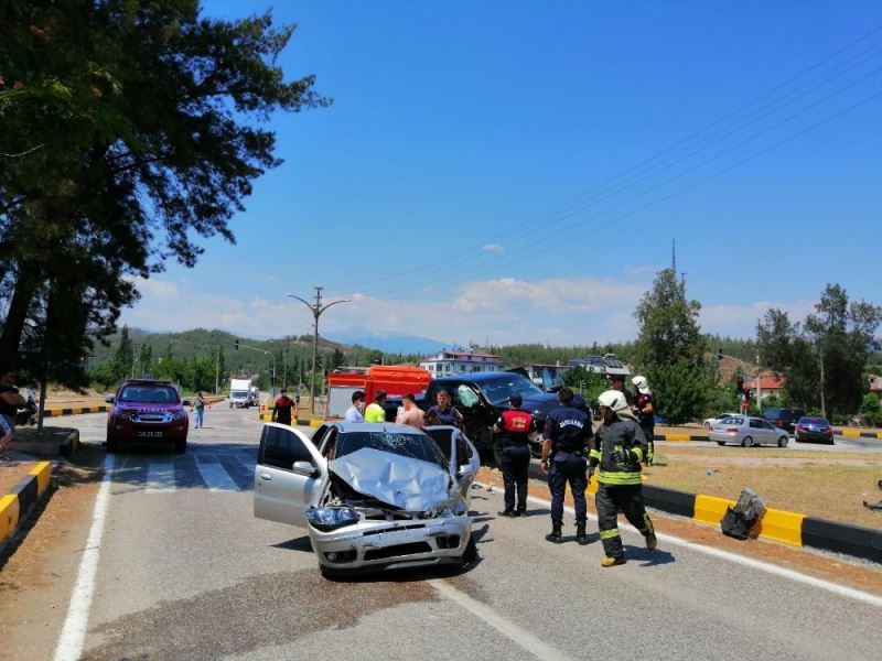 Seydikemer’deki trafik kazasında 3 kişi yaralandı
