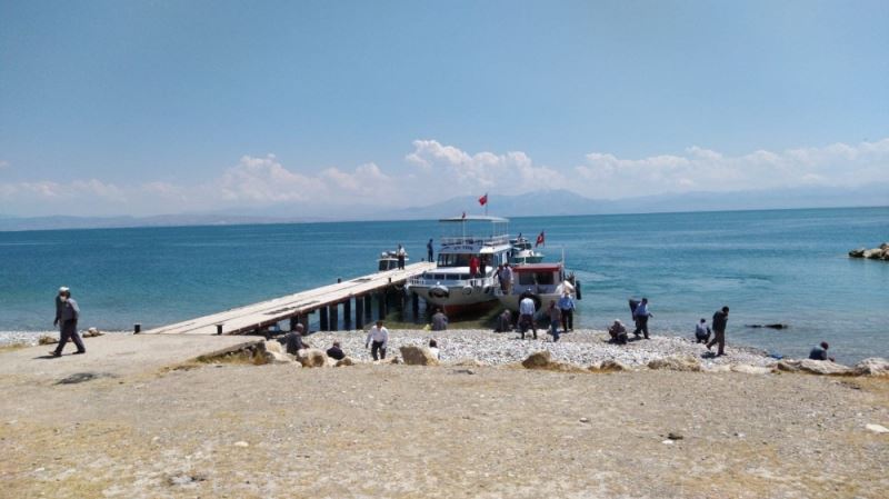 Van Gölü’nde teknenin battığı iddia edilen bölgede arama çalışması
