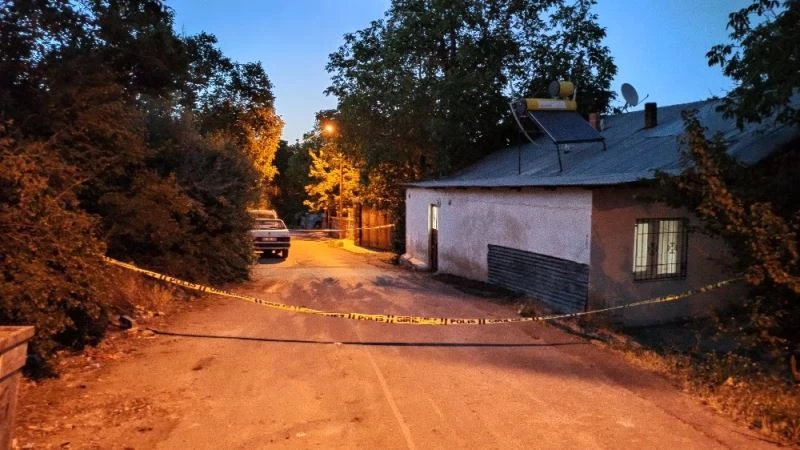 Cinnet getiren öğretmen 40 yıllık komşularına satırla saldırdı
