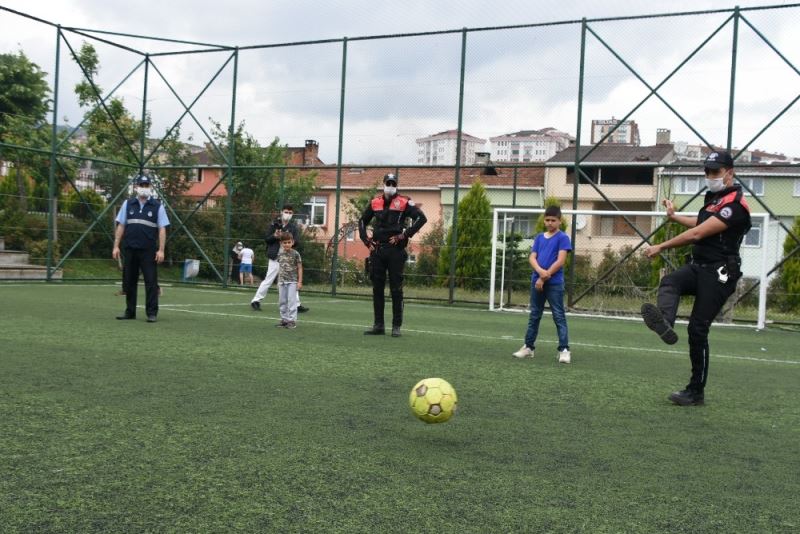 Çocuklar sokağa çıkma izinlerinde polis ve zabıta ekipleriyle futbol oynadılar, ip atladılar
