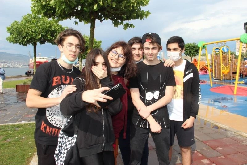 İzmir’de 18 yaş altındakiler dışarıda olmanın keyfini çıkardı
