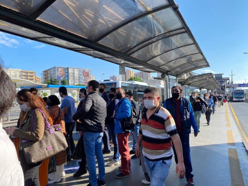 İstanbul’da toplu taşıma araçlarında ve duraklarda dikkat çeken yoğunluk
