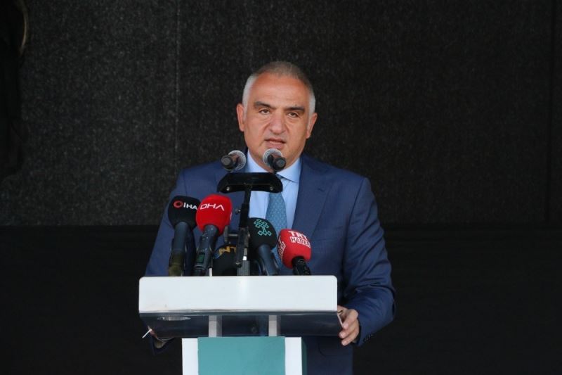 Bakan Ersoy, ‘Yürüyen Tiyatro Sahnesi’ni Erzincan’a uğurladı
