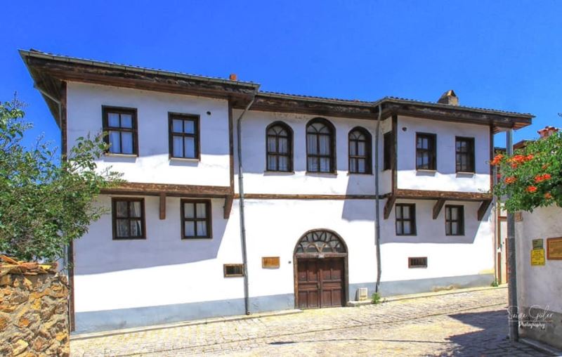 Fotoğraf sanatçısı Cemil Şahin, Balaban Meydanındaki tarihi Osmaneli evlerini çekti
