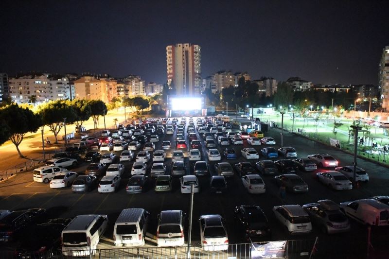 Konyaaltı’nda 13 bin 500 vatandaş ‘Arabada Sinema’ izledi
