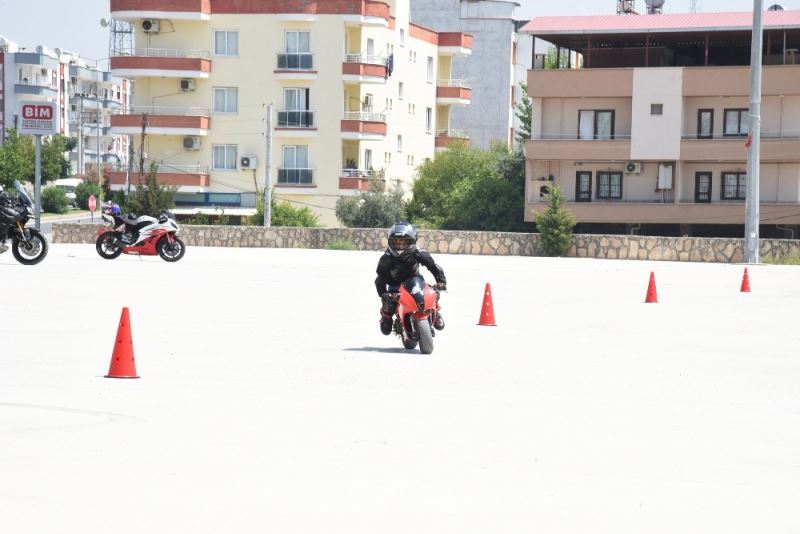 Motor tutkunu 7 yaşındaki Can’ın tek hayali pistlerde yarışmak
