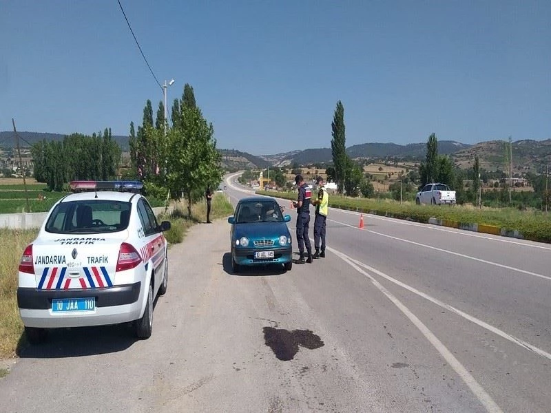 Balıkesir’de jandarmadan radarla hız kontrolü
