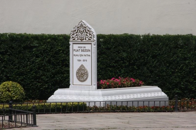 Ünlü tarihçi Prof. Dr. Fuat Sezgin kabri başında anıldı
