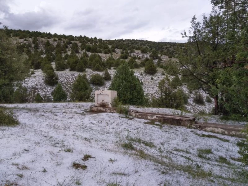 Dolu yağışı sele dönüştü, sokaklarda parke taşları söküldü
