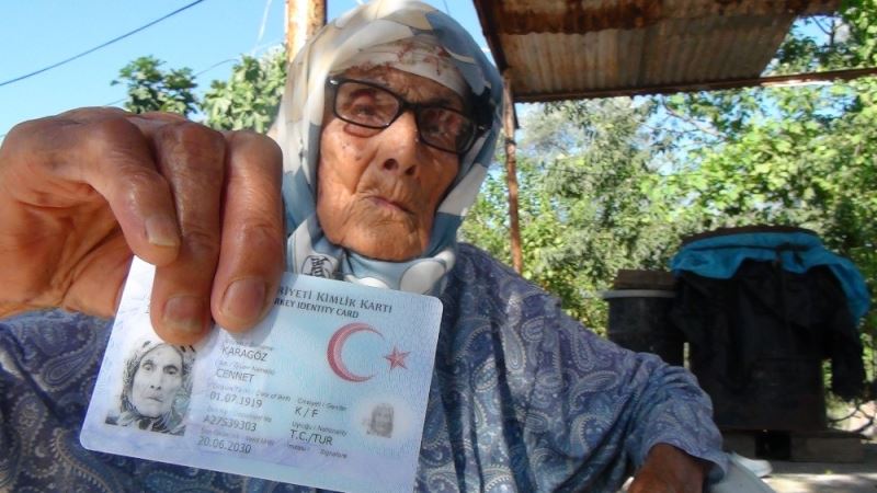 Kimlikleri görenler gözlerine inanamıyor, kız kardeşler yıllara meydan okuyor
